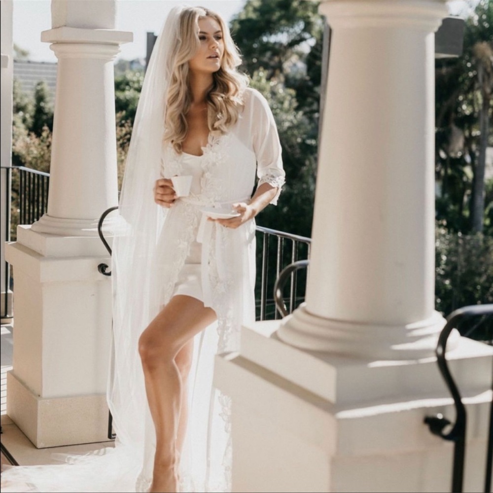 Le Rose - White Lace Robe